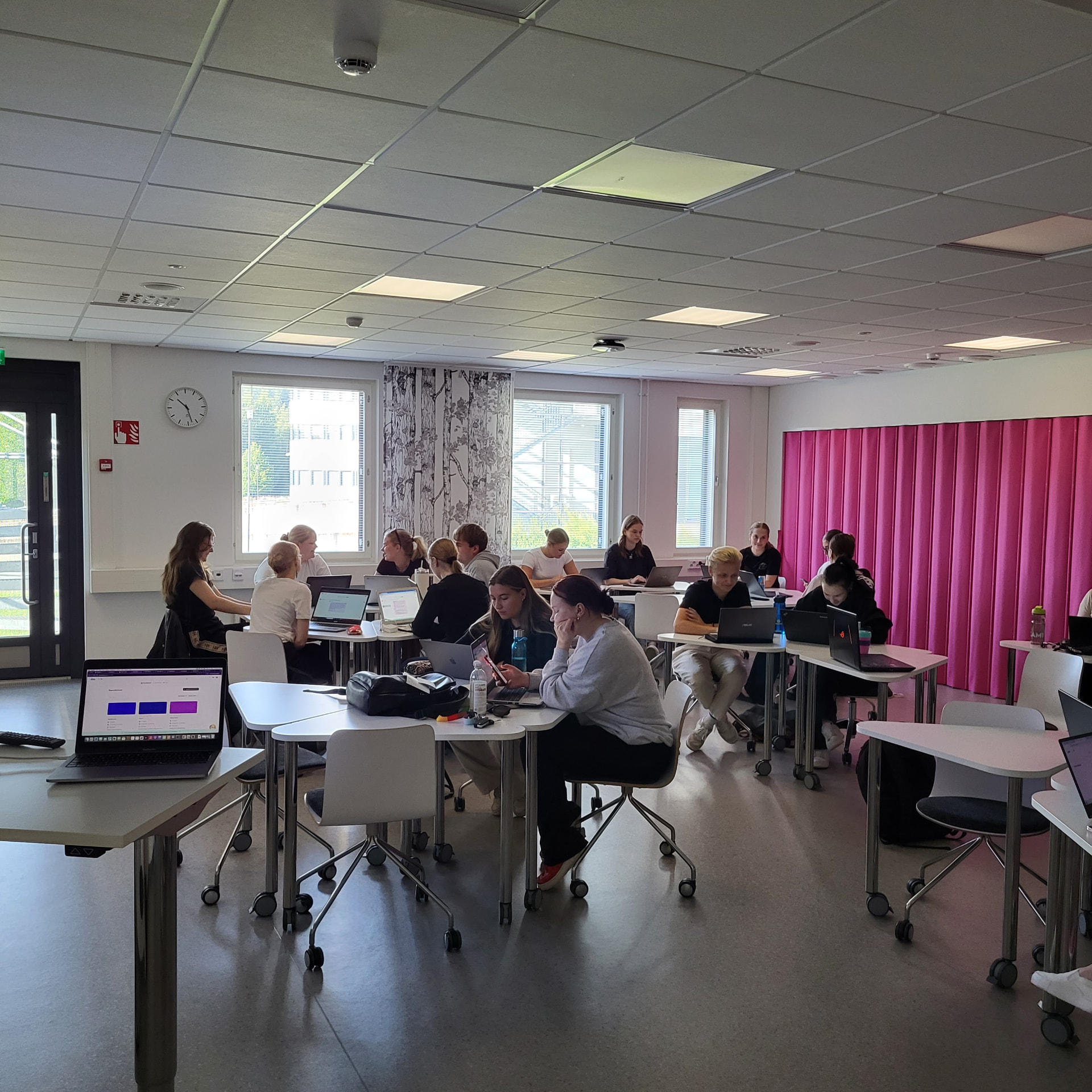 Student teachers working in a HAMK classroom with Elina